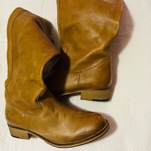 Tan Heeled Boots with Western Design and Soft Leather